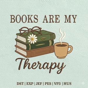 Può includere: Un ricamo con la scritta "BOOKS ARE MY Therapy". L'immagine mostra una pila di libri, occhiali, una margherita e una tazza di caffè. Il disegno è su uno sfondo azzurro.