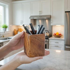 Moderne houten pennenhouder met een minimalistisch ontwerp, stijlvolle bureau-organizer en elegant houten kantoordecor