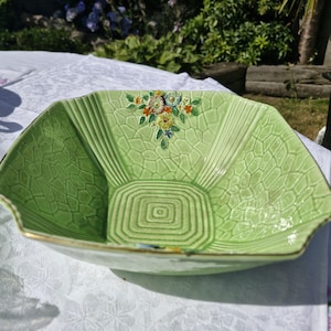 Bol de cerámica Vintage Crown Devon de color verde vibrante.