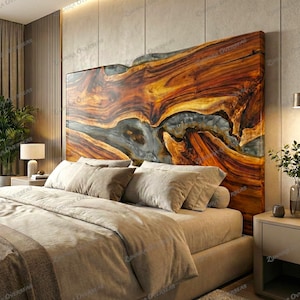 Può includere: Una grande testiera in legno con un motivo a venature naturali unico nei toni del marrone, arancione e grigio. La testiera è il punto focale di una camera da letto, abbinata a un letto e biancheria da letto dai toni neutri.