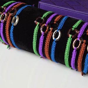 Ensemble de 4 bracelets en macramé ornés de cristaux Swarovski. Ajustables. Bracelets en macramé à superposer. Bracelets d'amitié en macramé. Fait main.