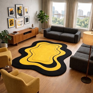Könnte beinhalten: Ein modernes Wohnzimmer mit einem großen, abstrakten Teppich mit gelbem Zentrum und schwarzem Rand. Der Raum umfasst ein graues Sofa, gelbe Sessel und gerahmte Kunstwerke an der Wand. Eine Holzkonsole und eine Stehlampe vervollständigen die Einrichtung.