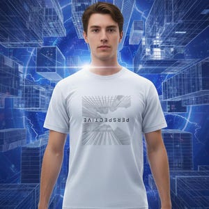 Op de afbeelding: Een lichtblauw t-shirt met het woord "PERSPECTIVE" in het zwart gedrukt. Het shirt wordt gedragen door een persoon voor een blauwe achtergrond met een digitaal architectonisch ontwerp.