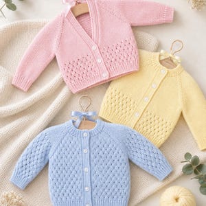 Peut inclure: Trois cardigans en tricot à manches longues dans des tons pastel rose, jaune et bleu clair. Chaque gilet présente une fermeture boutonnée, une encolure ronde et un motif ajouré délicat sur le bas du corps et les manches, sur cintres.