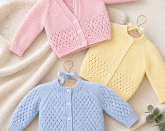Puede incluir: Tres cárdigans de punto de manga larga en colores pastel rosa, amarillo y azul claro. Cada cárdigan presenta un cierre frontal de botones, cuello redondo y un delicado patrón de punto calado en la parte inferior y las mangas, sobre perchas.