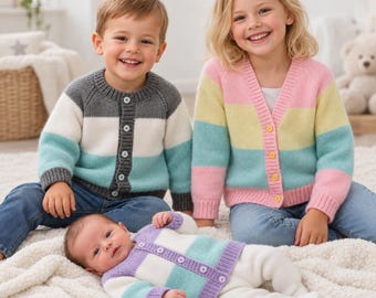Puede incluir: Tres niños con cárdigans de punto. Un niño lleva un cárdigan abotonado gris, blanco y verde azulado con vaqueros azules. Otro lleva un cárdigan abotonado rosa, amarillo y verde azulado con vaqueros azules. Un bebé lleva un cárdigan morado, blanco y verde azulado.