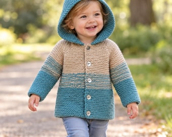 Puede incluir: Una chaqueta de punto con capucha y diseño de bloques de color, con capucha y parte inferior en azul cerceta, sección central en beige y mangas largas. La prenda se cierra en la parte delantera central con cuatro botones de color claro.