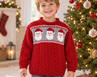 Puede incluir: Un suéter de punto rojo de manga larga con una franja gris horizontal en el pecho que presenta tres patrones repetidos de caras de Papá Noel. El suéter tiene una textura de punto trenzado en el cuerpo y las mangas, cuello redondo y puños acanalados.
