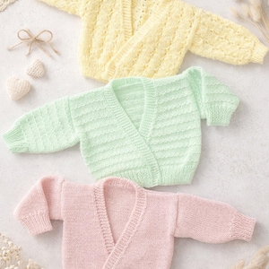 Puede incluir: Un juego de tres tazas de cerámica con un acabado mate moteado. Las tazas son de color crema, gris claro y gris oscuro. Cada taza tiene un diseño simple y minimalista, ideal para café o té.