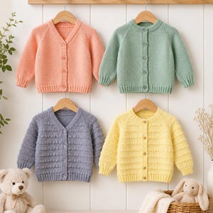 Könnte beinhalten: Vier langärmelige Strickjacken hängen an Holzkleiderbügeln. Oben links ist eine pfirsichfarbene Strickjacke mit V-Ausschnitt, oben rechts eine salbeigrüne mit Rundhalsausschnitt, unten links eine lavendelfarbene mit V-Ausschnitt und unten rechts eine gelbe.