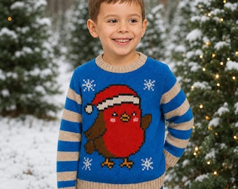 Puede incluir: Un suéter azul de manga larga con un gráfico tejido de un petirrojo rojo con un gorro de Papá Noel, rodeado de patrones de copos de nieve blancos. El suéter tiene bordes acanalados de color tostado en el cuello redondo, puños y dobladillo.