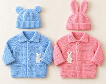 Puede incluir: Un cárdigan de punto azul claro con un aplique de oso y un gorro a juego con orejas de oso, junto a un cárdigan de punto rosa con un aplique de conejo y un gorro a juego con orejas de conejo. Ambos tienen botones y mangas largas.