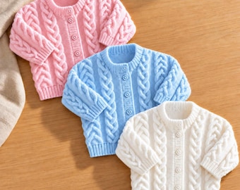 Puede incluir: Tres cárdigans de punto de manga larga en rosa, azul claro y crema. Cada suéter presenta un patrón de trenzas verticales, cuello redondo, puños y dobladillo acanalados, y un cierre frontal con cuatro botones redondos a juego.