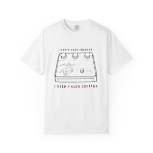 Puede incluir: Camiseta blanca con un gráfico negro y rojo de un pedal de efectos musicales. El texto en la camiseta dice "I DON'T NEED THERAPY I NEED A KLON CENTAUR."