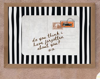 Op de afbeelding: Een ingelijste print met een zwart-wit gestreepte achtergrond en een vintage ansichtkaartontwerp. De ansichtkaart bevat de tekst "do you think i have forgotten about you?" en een kleine illustratie van een auto. Een geel en wit gestreepte vaas en bloemen staan op een tafel.