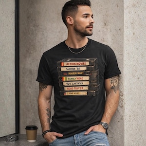 Puede incluir: Una taza de cerámica blanca con un asa negra y el texto "But First, Coffee" en un estilo manuscrito. La taza está sobre una superficie blanca. La taza mide 10 cm de alto.