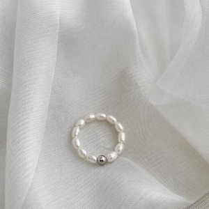 Minimalistische ring met rijstparels | Elastische stapelring | Maten 52–58