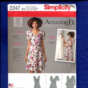 Simplicidad 2247 Princess Seam Vestido de cintura elevada con falda acampanada talla 10 a 18 UNCUT