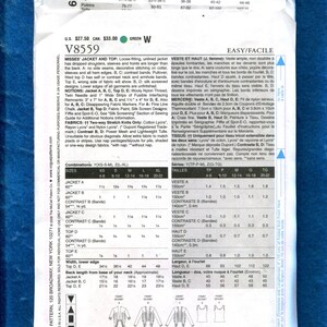 Op de afbeelding: Een gevouwen patroon-envelop voor Vogue V8559, met instructies voor een jas en top. De envelop toont maattabellen, stofvereisten en illustraties van de kledingontwerpen. Het kleurenschema is voornamelijk wit en blauw.