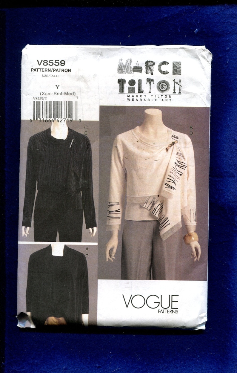 Op de afbeelding: Vogue Patterns naaipatroon V8559. Het patroon toont een zwarte geribbelde top en broek, en een witte top met een gedrapeerd ontwerp. De tekst "MARCY TILTON WEARABLE ART" is zichtbaar.