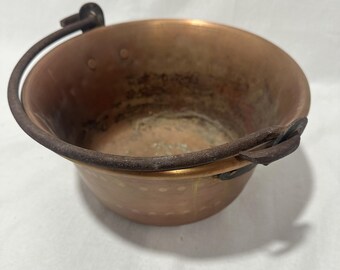 Caldero antiguo de cobre martillado a mano - Asa de hierro forjado - 10,5" de diámetro