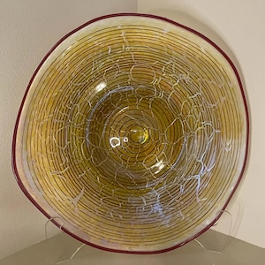 Prato grande de vidro artístico Quest, 48 cm (19"), da Mark A. Ellinger Glass – Assinado e datado de julho de 2004.