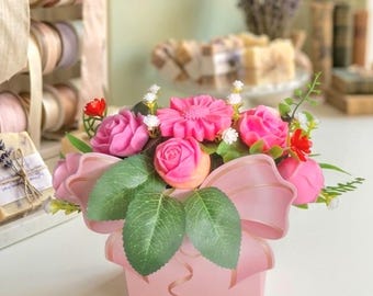 Handgemachter Seifenblumenstrauß in Geschenkbox – Rosa Rosen Deko Geschenk für Frauen, Muttertag oder Geburtstag