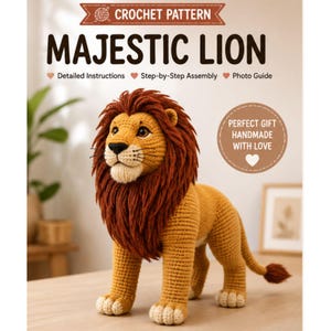 Könnte beinhalten: Ein gehäkelter Löwe mit brauner Mähne, beigem Körper und cremefarbenem Gesicht und Pfoten. Der Text "MAJESTIC LION" steht über dem Löwen. Der Text "CROCHET PATTERN" steht oben. Der Text "PERFECT GIFT HANDMADE WITH LOVE" steht auf einem runden Aufkleber.