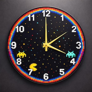 Op de afbeelding: Een zwarte, ronde wandklok met een gepixeleerde regenboogrand. De klok heeft een sterrenhemelontwerp met gele wijzers en gepixeleerde retro videogamekarakters. De cijfers zijn wit.