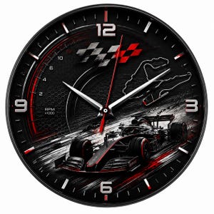 Peut inclure: Horloge noire et rouge sur le thème de la course automobile avec un graphique de voiture de Formule 1. Le cadran de l'horloge comporte des aiguilles blanches, une trotteuse rouge et un motif de drapeau à damier.