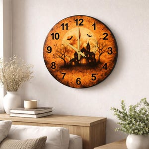 Puede incluir: Reloj de pared redondo con temática de Halloween con marco negro. La esfera del reloj presenta una silueta de casa embrujada espeluznante contra una luna llena y murciélagos. Los números son negros y las manecillas doradas.