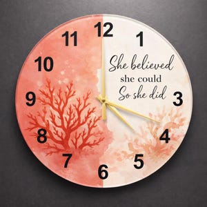 Reloj de pared moderno de cristal dividido coral, con un toque costero abstracto, diseño único para la decoración de la sala de estar, regalo de inauguración de la casa.