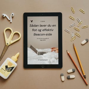 Könnte beinhalten: Draufsicht auf einen Arbeitsplatz mit einem Tablet, das dänischen Text anzeigt, umgeben von Bürobedarf. Zu den Artikeln gehören eine Schere, Klebstoff, Büroklammern, Bleistifte und Ohrhörer. Auf dem Tablet steht "Sådan laver du en flot og effektiv Beacon-side".