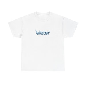 Koszulka z typografią wodną | litery z rozpryskującą się wodą, niebieski płynny wzór zdjęcie 2