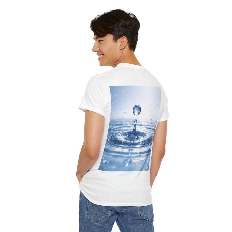 Koszulka z typografią wodną | litery z rozpryskującą się wodą, niebieski płynny wzór zdjęcie 4