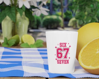 Kieliszek do shotów Six Seven 67 | Różowy błyszczący wzór cyfr