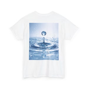 Koszulka z typografią wodną | litery z rozpryskującą się wodą, niebieski płynny wzór zdjęcie 3