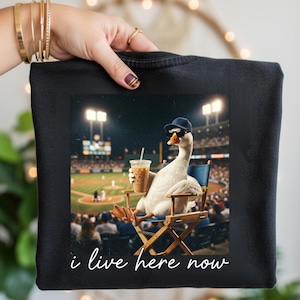 Puede incluir: Un juego de tres tazas de cerámica con un acabado mate moteado. Las tazas son en tonos crema, gris claro y gris oscuro. Cada taza tiene un diseño simple y minimalista y un asa redondeada.