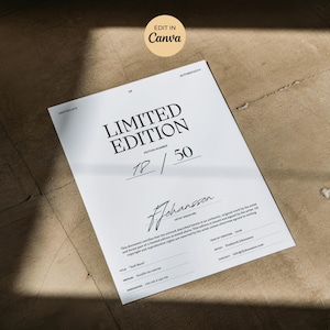 Pode incluir: Um certificado branco com o texto "LIMITED EDITION" e o n&uacute;mero da edi&ccedil;&atilde;o 18/50. O certificado inclui a assinatura do artista e detalhes sobre a obra de arte, incluindo dimens&otilde;es de 150 cm x 140 cm.