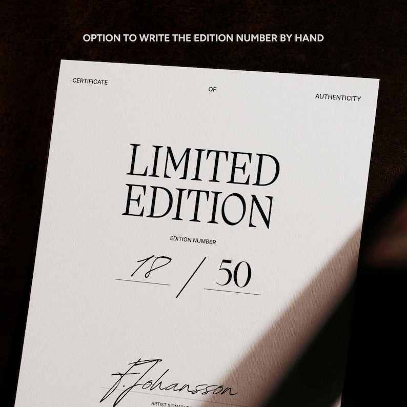 Pode incluir: Certificado de autenticidade com as palavras "LIMITED EDITION" em letras grandes e em negrito. O n&uacute;mero da edi&ccedil;&atilde;o &eacute; 18/50, com espa&ccedil;o para escrever o n&uacute;mero &agrave; m&atilde;o. A assinatura do artista est&aacute; na parte inferior.
