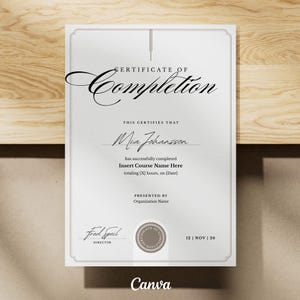 Peut inclure: Un certificat de fin d'études avec le texte "Certificate of Completion" en écriture élégante. Le certificat comprend le nom "Mia Johansson" et le texte "Insert Course Name Here". Le logo Canva est en bas.