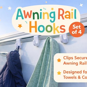 Op de afbeelding: Witte luifelrailhaken, ontworpen voor handdoeken en jassen, worden getoond op een camper. De afbeelding toont vier haken, met een handdoek en jas die eraan hangen. Tekst op de afbeelding luidt "Awning Rail Hooks" en "Set of 4".