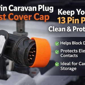 Puede incluir: Un enchufe de caravana negro de 13 pines con una tapa guardapolvo naranja. La imagen incluye el texto "Keep Your 13 Pin Plug Clean & Protected!" y destaca características como el bloqueo de suciedad y agua y la protección de contactos eléctricos.