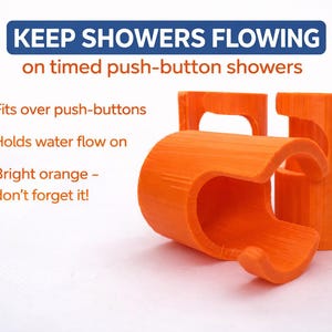 Könnte beinhalten: Hellorangefarbener Duschknopfhalter. Der Text im Bild lautet: "KEEP SHOWERS FLOWING on timed push-button showers." Der Halter passt über Druckknöpfe und hält den Wasserfluss aufrecht. Der Text lautet auch: "Hellorange - vergiss es nicht!"