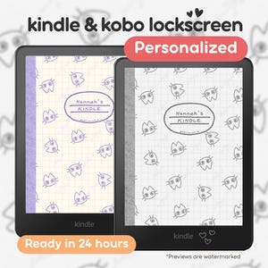 Op de afbeelding: Twee Kindle e-readers met gepersonaliseerde vergrendelschermen. De schermen tonen een herhaald patroon van kattengezichten op een rasterachtergrond. De tekst "Hannah's KINDLE" staat in een cirkelvormig kader. Het woord "Gepersonaliseerd" staat in een rode banner.