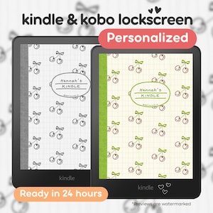 Op de afbeelding: Twee Kindle e-readers met gepersonaliseerde vergrendelschermen. Eén heeft een witte achtergrond met kersenillustraties, de andere een gele achtergrond met kersen. Tekst bevat "kindle & kobo lockscreen", "Personalized", "Hannah's KINDLE" en "Ready in 24 hours".