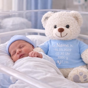 Könnte beinhalten: Eine weiße Keramik-Tasse mit schwarzem Henkel und dem Text "But First, Coffee" in fetter, schwarzer Schrift. Die Tasse steht vor einem verschwommenen Hintergrund. Die Tasse ist etwa 10 cm hoch.