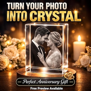 Könnte beinhalten: Ein klarer Kristallblock mit einem Schwarz-Weiß-Foto eines Paares, das auf einem Holzsockel präsentiert wird. Der Text "TURN YOUR PHOTO INTO CRYSTAL" steht oben, mit "Perfect Anniversary Gift" unten.