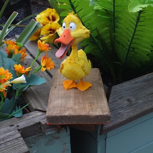 Puede incluir: Una taza de cerámica blanca con un asa negra y el texto "But First, Coffee" en un estilo manuscrito. La taza está sobre una superficie blanca. La taza mide 10 cm de alto.