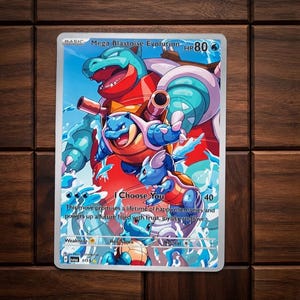 Peut inclure: Une carte à collectionner Mega Blastoise Evolution avec 80 PV. La carte montre trois créatures bleues ressemblant à des tortues dans l'eau, avec le texte I Choose You et This move promises a lifetime of happy memories and powers up a future filled with trust, loyalty and love.